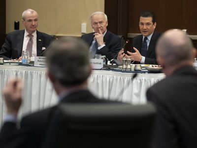 Gobernadores de EU piden al presidente Biden alejarse de la pandemia en materia política