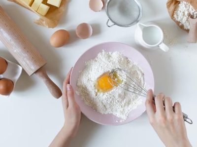 Olvídate de gastar fortuna en la panadería: prepará esta masa rendidora para alfajores, pastafrola o lo que gustes