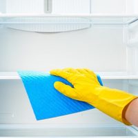 Estos son los cuatro remedios caseros para limpiar la heladera y desterrar los olores