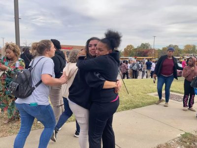 Sin freno, los tiroteos en escuelas de EU; ahora un joven asesina a dos mujeres en una secundaria de Missouri