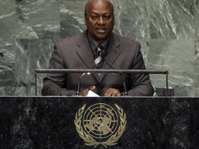 Demanda afirma que EU retuvo a migrantes con camisas de fuerza durante 16 horas en un vuelo a Ghana