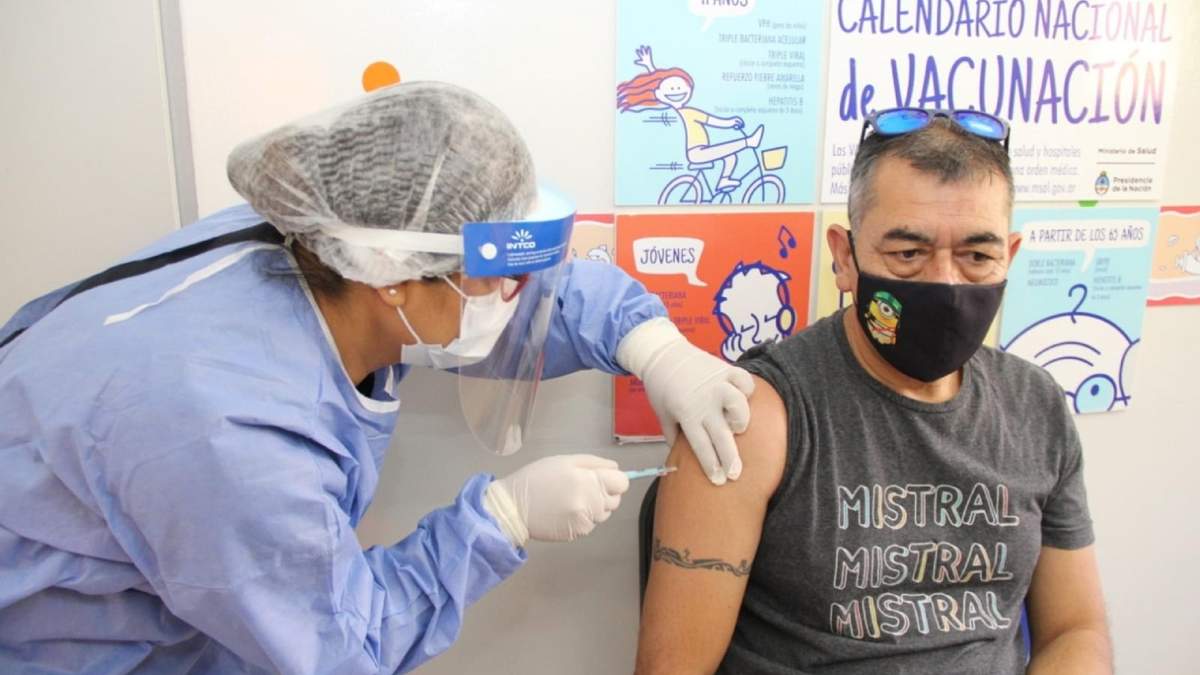 Campaña de vacunación contra el coronavirus en el Castro Rendón. Fuente: (Twitter)