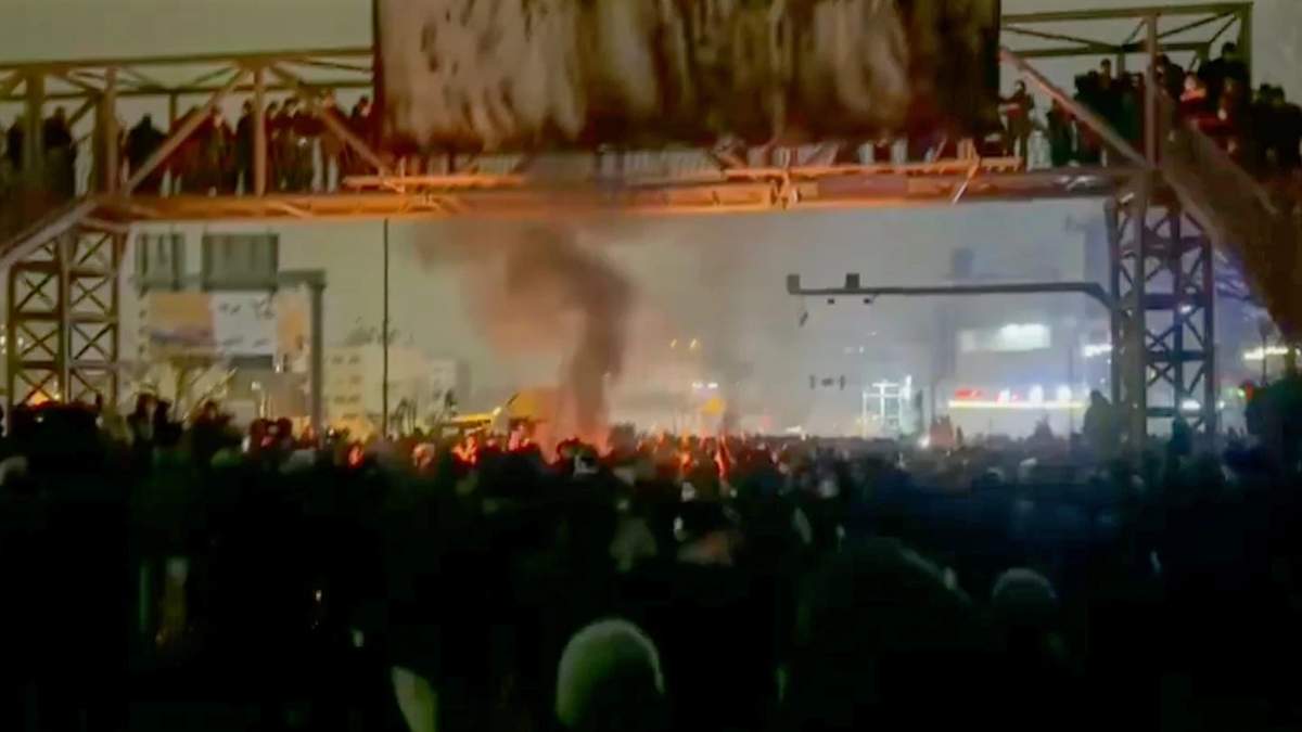 Trump dice que Irán quiere negociar mientras el número de muertos en las protestas aumenta a 599