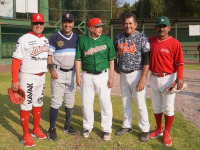 AMLO presume empate en partido de beisbol; equipo del IMSS metió "cachirules", acusa