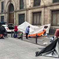 Huelguistas de Notimex levantan plantón de Palacio Nacional tras acuerdo
