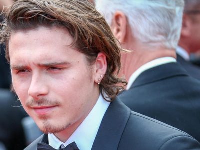 ¡Es demasiado grande! Brooklyn Beckham sale de la ducha y tira la toalla...