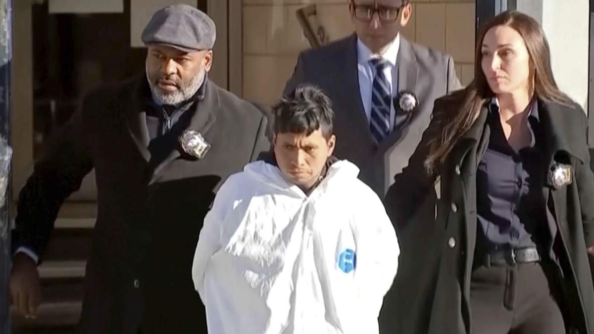 Un sospechoso, identificado por la policía como Sebastián Zapeta, acusado de la muerte de una mujer en el metro de Nueva York, es escoltado por la policía el 23 de diciembre de 2024 en Nueva York