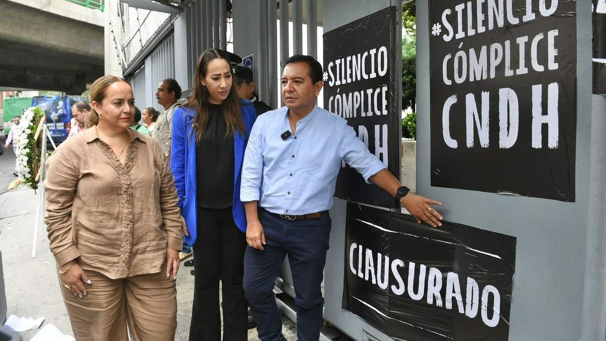 En la sede de la CNDH los legisladores pusieron una corona con la leyenda: “CNDH Letra Muerta”.