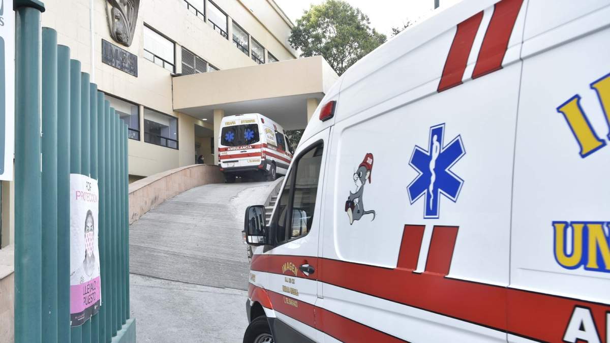 Ambulancias hacen fila para entrar al Hospital Siglo XXI