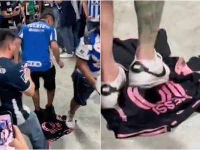 Aficionados de Rayados de Monterrey pisotean la playera de Messi (Video)