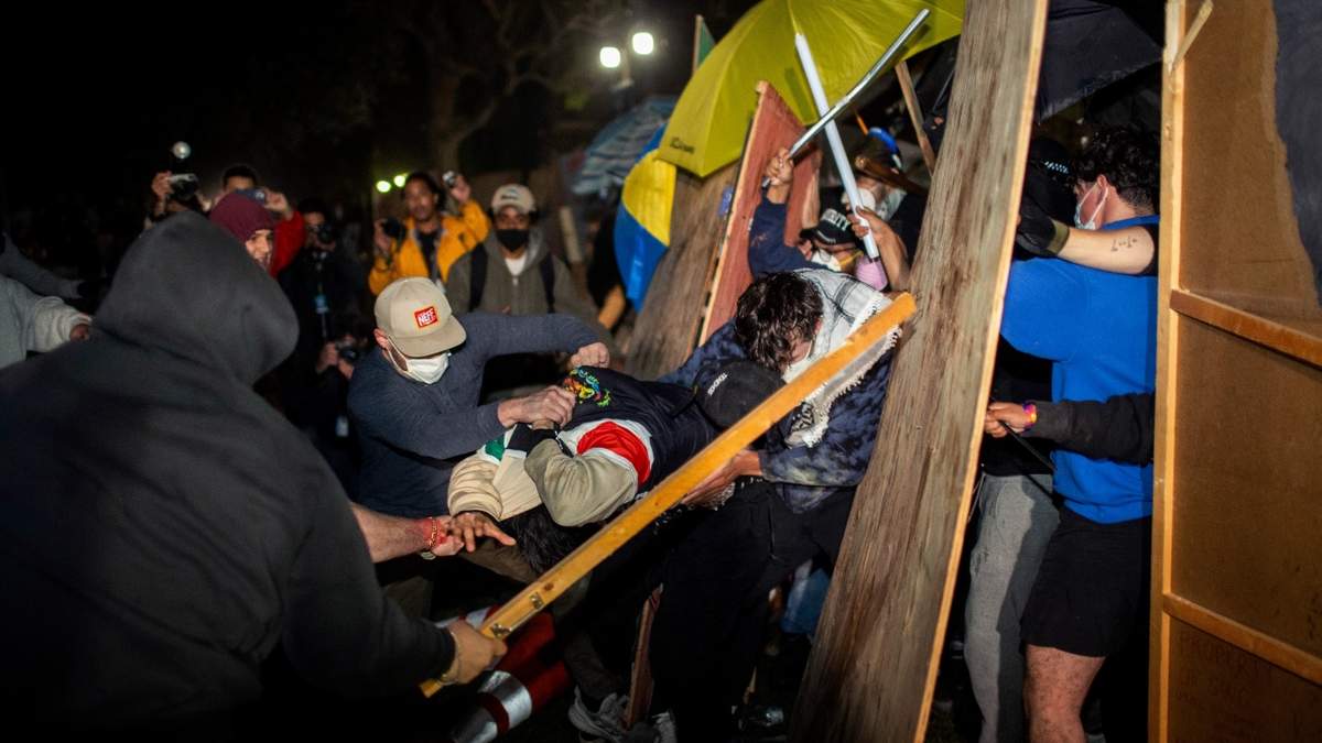 Manifestantes se enfrentan en un campamento propalestino en la UCLA