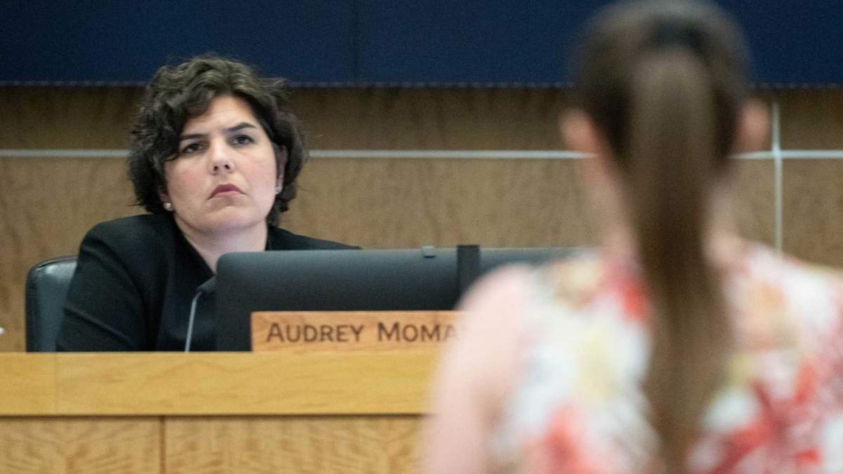 Recobra su licencia profesora de Nueva Hampshire que ayudó a alumna a abortar