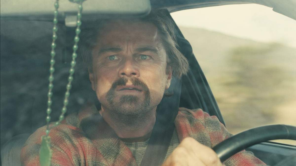 Esta imagen publicada por Warner Bros. Pictures muestra a Leonardo DiCaprio en una escena de "Una batalla tras otra"