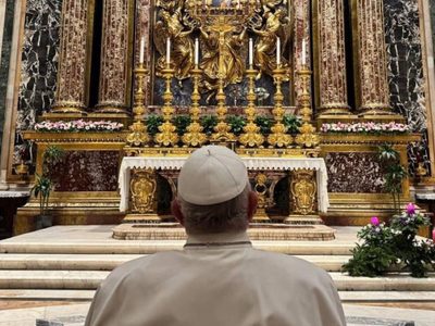 Papa Francisco padece neumonía bilateral; cuadro clínico sigue siendo "complejo"