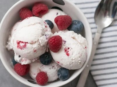 Fácil, refrescante y nutritivo: receta casera del helado de yogurt con frutos del bosque