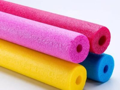 Con flotadores rotos de la pileta y un frasco vacío, creá este jarrón que está en súper tendencia para tu living