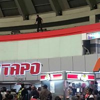 Hombre se arroja desde un borde al interior de la TAPO (Videos)
