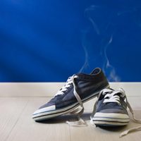 El truco de las abuelas para dejar tus zapatillas como si recién las fueras a estrenar en solo 5 minutos