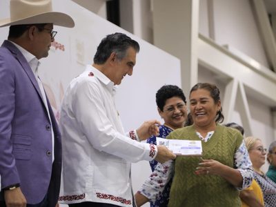 Entrega Américo tarjetas de Pensión Mujeres Bienestar; llegará a 93 mil tamaulipecas
