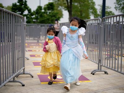 El parque Disneyland en Shanghái es el primero en abrir sus puertas en el mundo