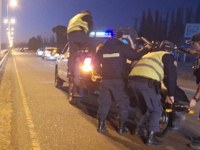 Buscan al conductor del auto que chocó a motociclistas y los dejó tirados