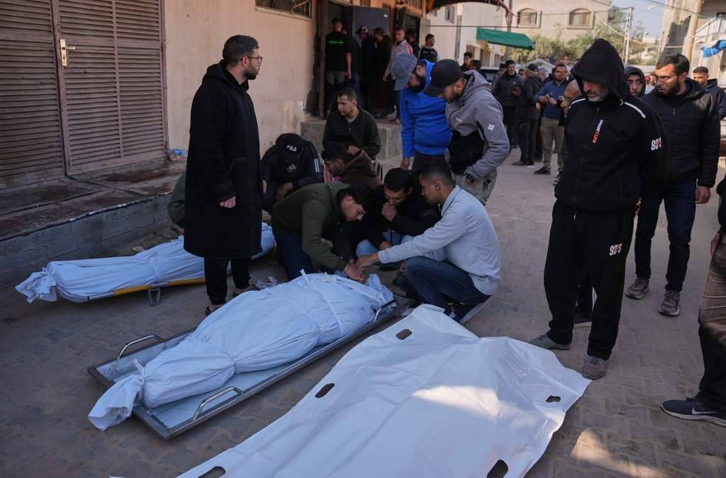 Palestinos lloran los cuerpos de los hombres muertos en un ataque israelí en el campo de refugiados de al-Bureij, durante su funeral en las afueras del Hospital Al-Aqsa en Deir al-Balah, en el centro de la Franja de Gaza, el sábado 11 de abril de 2026