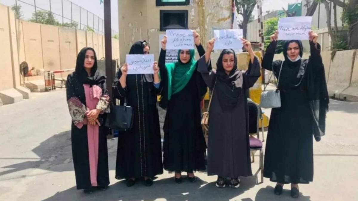Una protesta de mujeres afganas contra el régimen talibán
