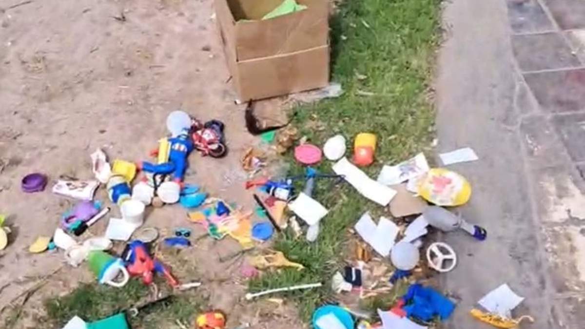 Así dejan la basura tirada en la plaza del Unimev.