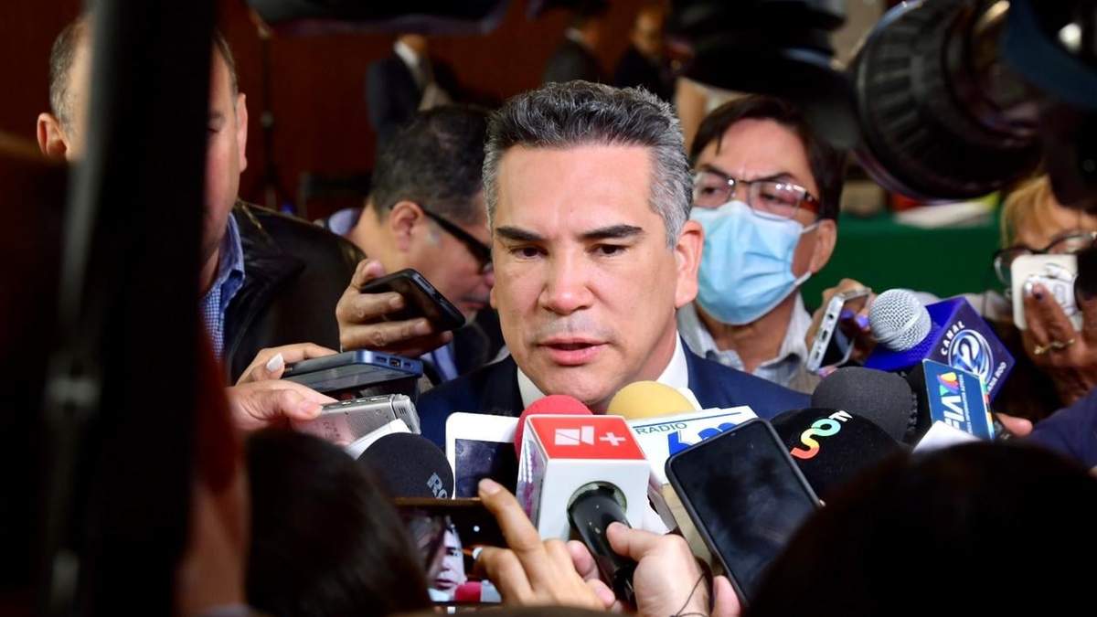 Alejandro Moreno en la entrevista con medios