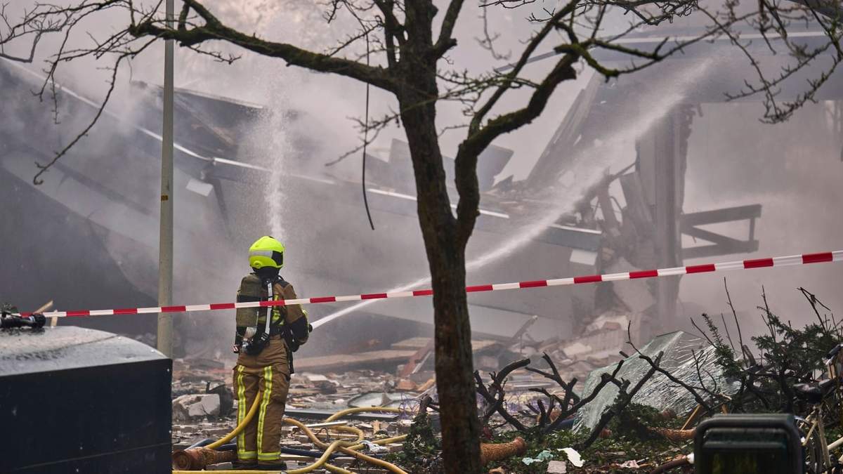 Un bombero trabaja en la escena de una explosión en un bloque de departamentos en La Haya, Holanda
