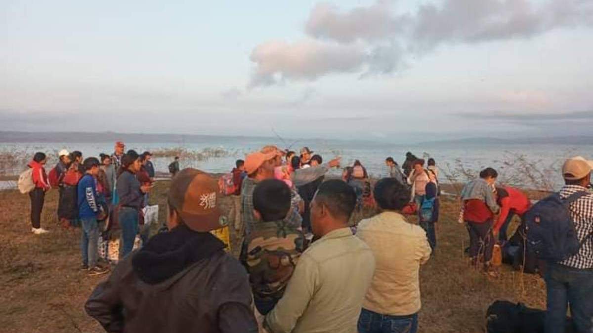 Familias enteras cruzaron en lancha la presa de La Angostura para llegar a los valles centrales