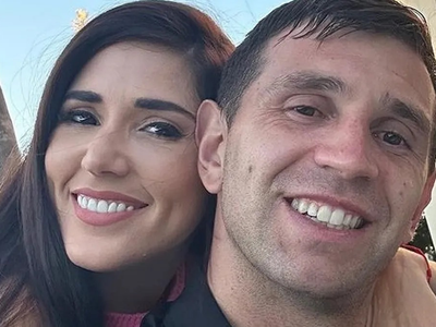 Así es por dentro el living de Dibu Martínez y Mandinha: un espacio moderno y con una mesa protagonista