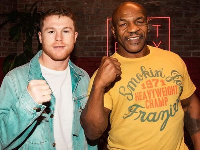 Lo trató de cobarde: Mike Tyson levantó el puño y acusó a Canelo Álvarez por rechazar una pelea