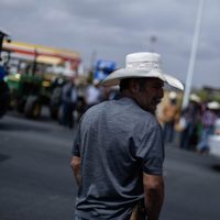 Transportistas y agricultores levantan bloqueos; retoman diálogo con el gobierno