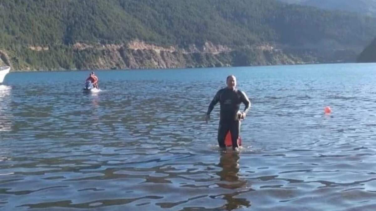 Alejandro Monsalvo, en las aguas del Lago Lacar. Fuente: (Facebook)