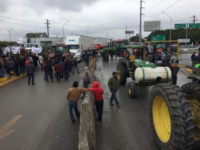 Con bloqueo a puente internacional, agricultores de Tamaulipas protestan por recorte de apoyos al campo