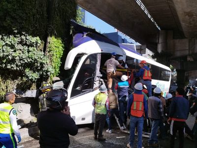 Autobús choca contra columna del segundo piso del Periférico; hay un muerto y 42 heridos (Video)