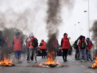 Las organizaciones sociales mantienen los cortes y se preparan para pasar la noche en los puentes