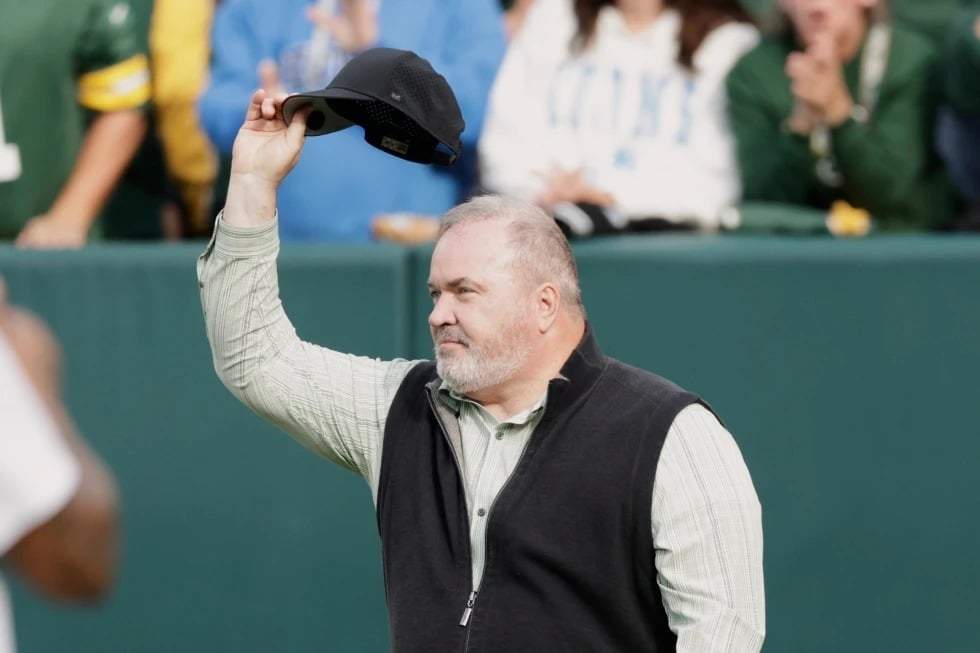 El exentrenador de los Green Bay Packers, Mike McCarthy, saluda durante el entretiempo de un partido de fútbol americano de la NFL contra los Detroit Lions, el domingo 7 de septiembre de 2025, en Green Bay, Wisconsin.