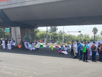 Personal de salud de la CDMX bloquea avenidas para exigir mejores condiciones laborales