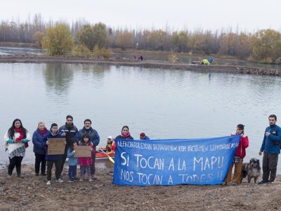 Organizaciones sociales abrazaron el río Limay y quieren saber por qué no hay agua