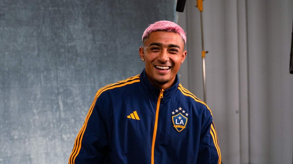 Julián Araujo, futbolista mexicano