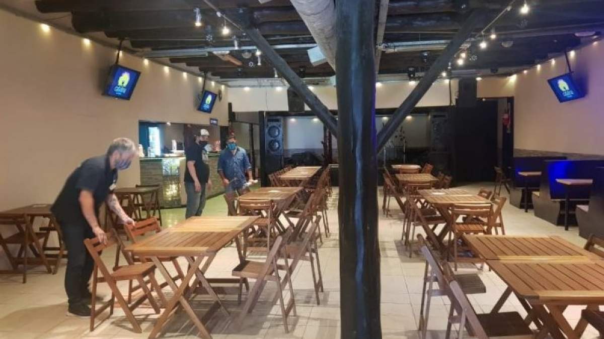 Controles en los comercios y locales de Villa La Angostura. Fuente: (Twitter)