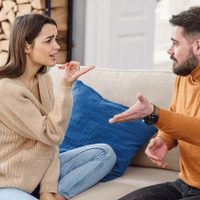 La psicología detrás de quienes siempre encuentran fallas en los demás: ¿qué significa?