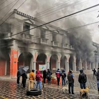 Pobladores de Chignautla queman alcaldía por supuesta privatización de agua