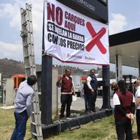 Profeco coloca lonas en gasolinerías que venden más caro el combustible