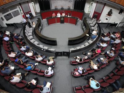 Policías de Colima buscan que diputados intercedan para que gobierno pague adeudos