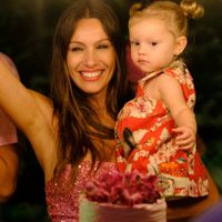 Personalidad sin resignar comodidad: Pampita deslumbró con elegancia desenfadada en el cumple de Ana