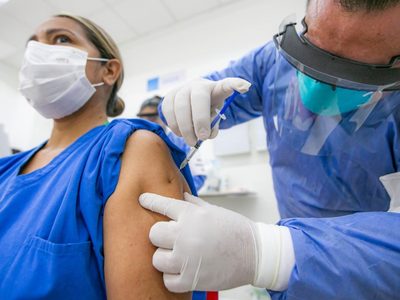 ¿Por qué hay que seguir utilizando cubrebocas después de vacunarse contra covid-19?