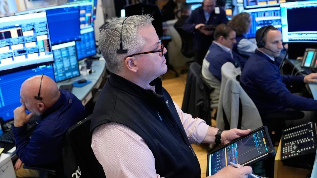 Gente trabaja en la Bolsa de Nueva York en Nueva York, el lunes 13 de abril de 2026